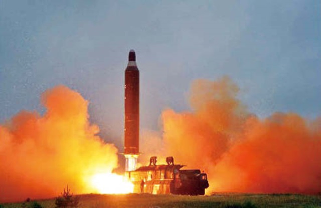  북한이 23일 공개한 ‘중·장거리 전략탄도로켓 성-10(무수단 미사일)’의 시험발사 모습.