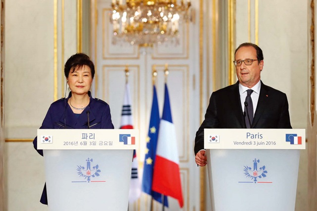 박근혜 대통령과 프랑수아 올랑드 프랑스 대통령이 6월 3일 오후(현지시간) 파리 엘 리제궁에서 열린 한·프랑스 정상회담을 마친 뒤 공동 기자회견을 하고 있다. 