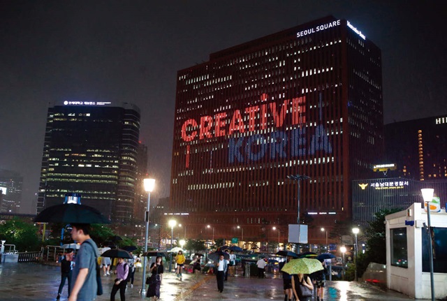 7월 4일부터 한 달 동안 국가브랜드 홍보를 위해 서울 스퀘어 외벽에 미디어파사드 전시가 진행된다