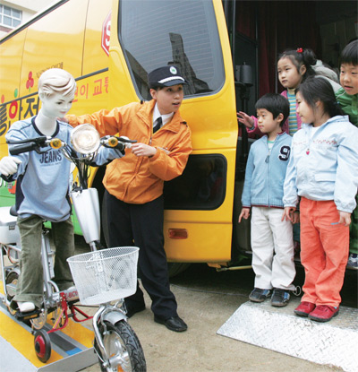 어린이 교통 안전교육에 참가한 유치원생들