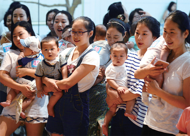 대구에서 열린 건강한 모유 수유아 선발대회에 참석한 아기들과 엄마들