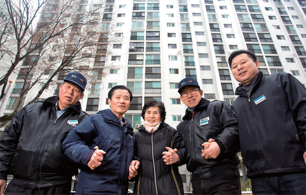 주민투표로 경비원 14명과 청소원 4명 전원 고용을 유지하기로 한 인천 진주2단지 아파트