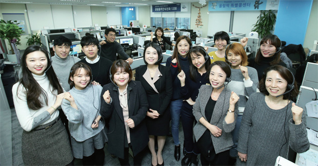 서울 종로구에 위치한 평창동계올림픽 특별 콜센터(1330)의 상담사들.
