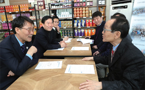 청와대 최저임금 TF단장인 장하성 정책실장이 1월31일 한 커피가공업체를 방문해 일자리 안정자금에 대해 설명하고 있다.