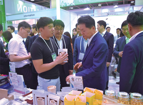 김지용 대표는 다양한 식품박람회장을 찾아 시음을 권하며 시장 가능성을 판단했다.