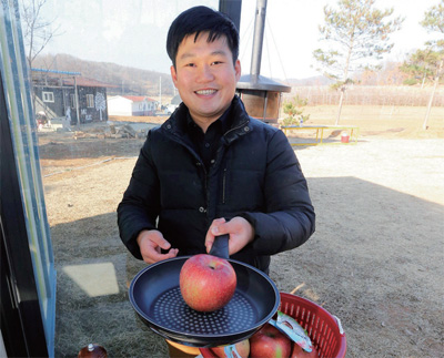 이동훈 대표가 농촌체험학습장에서 아이들ㅇ게 인기 있는 '초콜릿 애플' 만들기 시범을 보이고 있다.