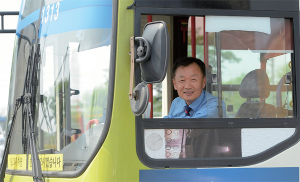 허혁 씨가 자신이 운행하는 버스 안에서 포즈를 취했다.