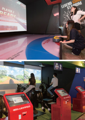 서울 강남구에 있는 레전드 스포츠 히어로즈에서 VR스포츠 게임을 하고 있는 방문객들