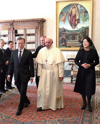 교황청을 공식 방문 중인 문 대통령이 10월 18일 프란치스코 교황과 면담 후 이동하고 있다.