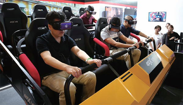 9월 5일 서울 마포구 상암동 누리꿈스퀘어에서 열린 ‘코리아 VR 페스티벌 2018’을 찾은 관람객들이 VR 체험을 하고 있다.
