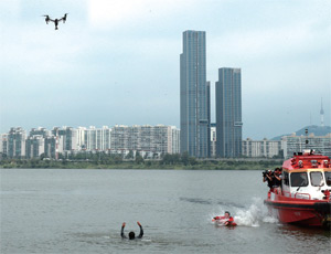 서울 동작대교 인근 한강에서 익수 사고 구조 상황을 가정한 드론 촬영을 시연하고 있다.