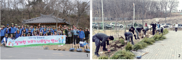 충남아산시가 음봉면 동암리에서 주민들과 나무심기 행사를 진행했다.