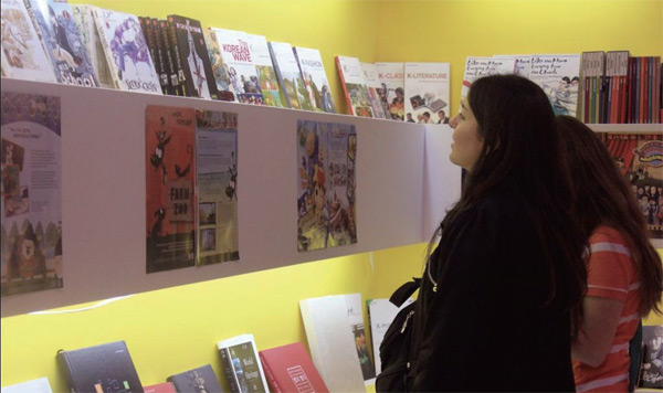 제40회 부에노스아이레스 국제도서전에 참석한 관람객들이 한국 애니메이션 작품들을 들여다보고 있다.