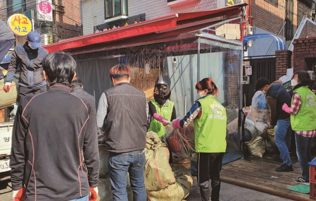 서울 양천구 돌봄SOS센터를 통해 발굴된 돌봄대상 주거편의 서비스를 제공하는 모습 