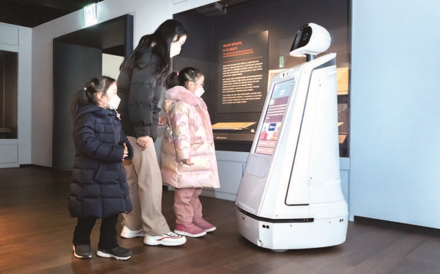 서울 여의도 국회 내에 있는 국회박물관은 2022년 인공지능 로봇 큐아이를 ‘로봇 공무원’으로 정식 임명했다. 사진 C영상미디어