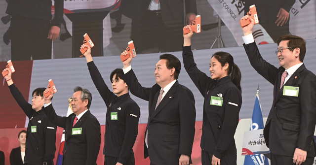 윤석열 대통령이 2월 14일 충북 진천국가대표선수촌에서 열린 국가대표 훈련 개시식에 참석해 관계자들과 신호총을 발사하는 퍼포먼스를 하고 있다. 오른쪽부터 박보균 문화체육관광부 장관, 안세영 선수(배드민턴), 윤 대통령, 전웅태 선수(근대 5종), 이기흥 대한체육회장, 강호석 코치(스쿼시). 사진 대통령실