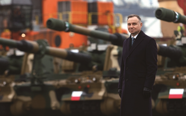 2022년 12월 6일 K2전차가 폴란드에 도착한 날 안제이 두다 폴란드 대통령이 그디니아항에 직접 나가 한국산 무기를 맞이했다. 사진 뉴시스 