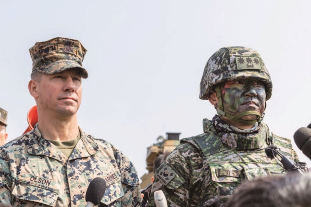 한국 해병대 상륙군 여단장 유창훈 대령(오른쪽)과 미군 상륙군 부지휘관 에릭 올슨 중령이 훈련상황을 지켜보고 있다.