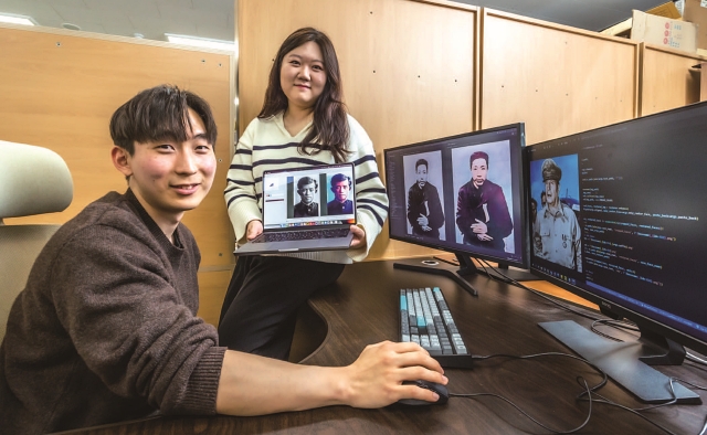 성균관대 대학원 이강준(왼쪽), 정다혜 씨는 인공지능(AI) 기술을 활용해 낡고 오래된 6·25전쟁영웅·독립운동가의 사진을 고화질로 복원한 뒤 색을 입히는 작업을 한다. 사진 C영상미디어