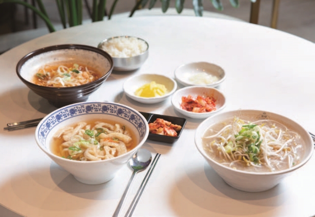 1000원에 먹을 수 있는 콩나물국밥, 쌀우동, 쌀국수(사진 왼쪽부터).