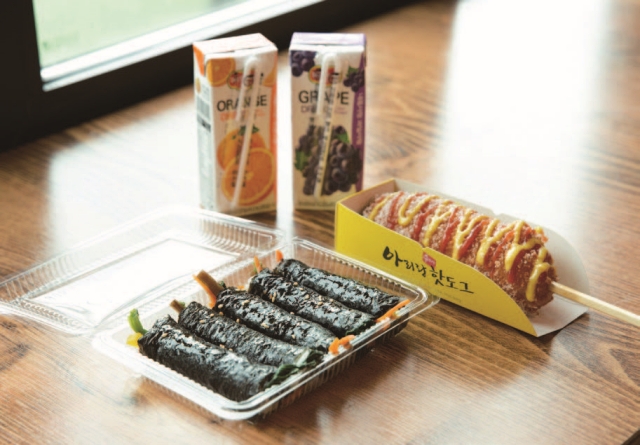김밥 또는 쌀도그도 음료와 1000원에 제공한다. 사진 C영상미디어
