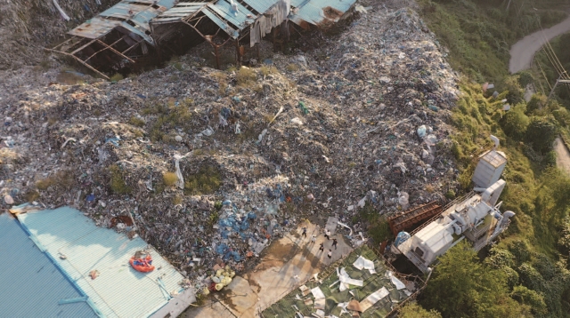 ‘지지배’가 2021년 직접 촬영한 충남 천안의 한 쓰레기산의 모습.