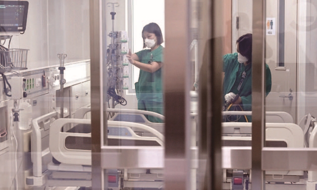 서울 송파구 서울아산병원 감염관리센터 음압격리병동에서 의료진이 기기를 점검하고 있다. 센터는 국내 민간병원 최초로 2022년 설계된 감염병 전문 독립건물이다. 사진 뉴시스