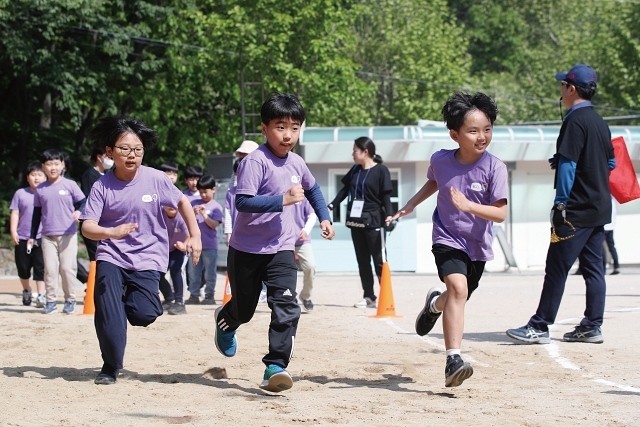 서울의 한 초등학교 운동장에서 학생들이 달리기를 하고 있다. 사진 뉴시스