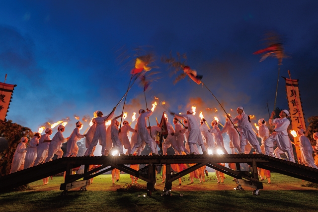 강릉단오제에서 주민들이 다리 위에서 횃불을 들고 풍년을 기원하는 ‘강릉사천하평답교놀이’를 하고 있다.