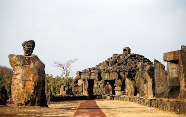 돌문화공원으로 향하는 입구에 오백장군을 형상화한 거대한 석상이 공간을 압도한다.