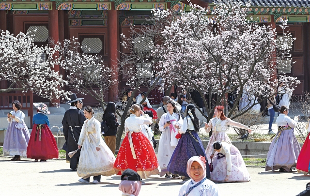 지난 3월 31일 한복을 입고 서울 종로구 경복궁을 방문한 외국인 관광객들. 사진 뉴시스