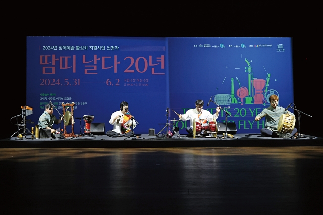 사물놀이패 ‘땀띠’가 5월 9일 서울 중구 국립극장에서 열린 창단 20주년 기자간담회에 앞서 시범 공연을 선보이고 있다. 사진 뉴시스