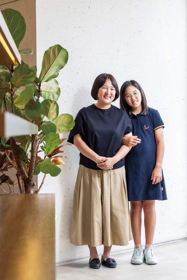 2013년 입양을 통해 가족이 된 전성신 씨와 김별 양. 전 씨는 8년째 반편견 입양교육 강사로 활동하며 입양에 대한 사회인식을 바꾸는 데 힘쓰고 있다. 사진 C영상미디어