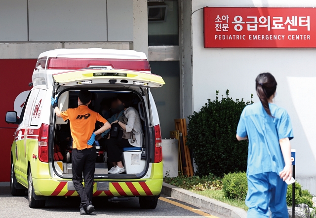 의대정원 증원에 반대하는 전공의들이 의료 현장을 이탈한 지 100일째인 5월 29일 서울 시내 한 상급종합병원에서 의료진이 이동하고 있다. 사진 뉴시스