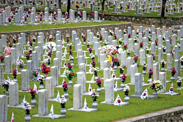 6월 호국보훈의 달을 맞아 보훈가족을 위한 다양한 혜택이 지원된다. 사진은 2023년 6월 1일 서울 동작구 국립서울현충원을 찾은 시민이 전사자 묘비에 꽃을 놓고 있는 모습. 사진 뉴시스