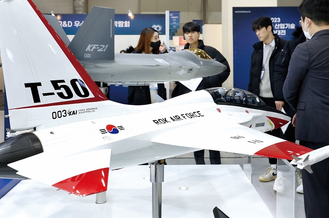 2023년 12월 6일 서울 코엑스에서 열린 ‘2023 대한민국 산업기술 연구개발(R&D) 대전’을 찾은 방문객들이 한국항공우주산업의 T-50, KF-21 디지털 비행제어 시스템 등에 대한 설명을 듣고 있다. 사진 뉴시스