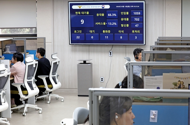 5월 13일 서울 종로구 범정부 합동 전기통신금융사기 통합신고대응센터에서 직원들이 전화 상담을 하고 있다. 사진 뉴시스