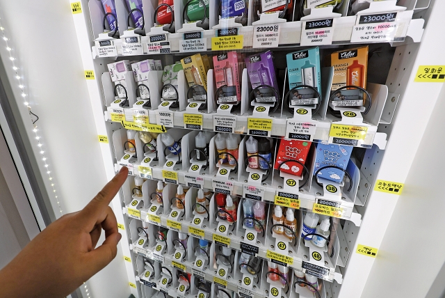 서울 시내 한 전자담배 가게에서 액상 담배를 판매하고 있다. 정부는 합성 니코틴 규제 여부를 확인하기 위해 유해성 연구 용역에 속도를 내고 있다. 사진 뉴시스