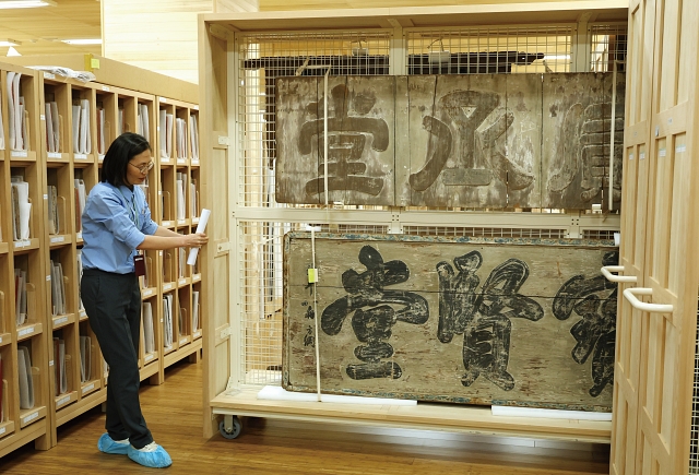 지난 6월 5일 오후 서울 종로구 국립고궁박물관에서 관계자가 제11수장고를 언론에 공개하고 있다. 사진 뉴시스