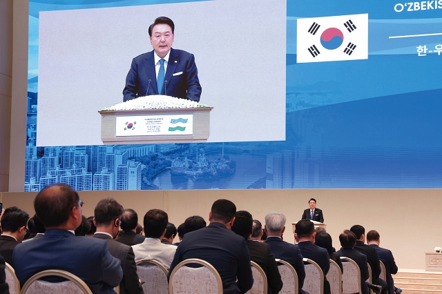 윤석열 대통령이 6월 14일 열린 ‘한·우즈베키스탄 비즈니스 포럼’에 참석해 기조연설을 하고 있다. 사진 뉴시스