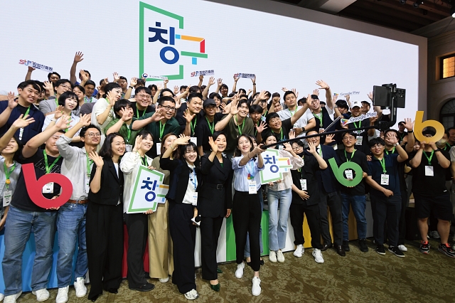 6월 18일 서울 강남구 라움아트센터에서 열린 ‘2024 창구 알럼나이데이’ 행사에서 오영주 중소벤처기업부 장관과 창구 프로그램 6기 참여기업 관계자들이 기념촬영을 하고 있다. 사진 구글코리아