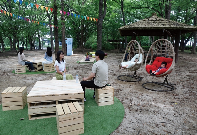 서울 서초구 반포근린공원 인근 무더위 쉼터에서 시민들이 휴식을 취하고 있다. 사진 뉴시스