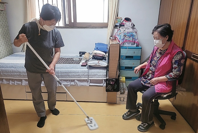 서울시 소속 의료급여관리사가 담당 수급자의 집에서 재가 의료급여 돌봄 서비스를 수행하고 있다. 사진 서울시