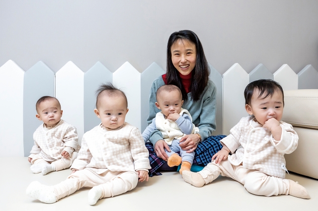차지혜 씨는 리지, 록시, 비전, 설록 네쌍둥이를 키우는 일이 “행복하다”고 말한다. 사진 C영상미디어