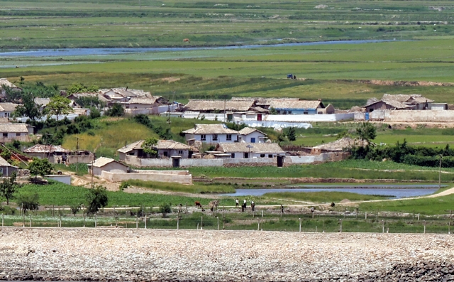 인천 강화군 강화평화전망대에서 바라본 북한 황해북도 개풍군의 한 마을에서 북한 주민들이 배수로 작업을 하고 있다. 사진 뉴시스
