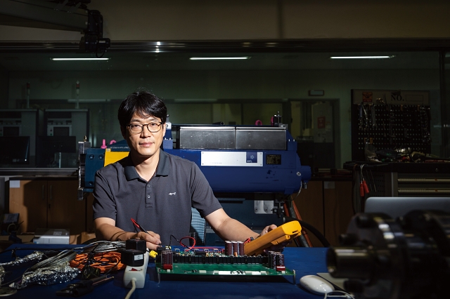 ‘올해의 발명왕’에 선정된 한국자동차연구원 김용은 책임연구원은 의도치 않은 급가속 사고를 막을 수 있는 자동차 비상정지 장치를 비롯해 미래 자동차의 안전·편의 관련 특허를 다수 보유하고 있다. 사진 C영상미디어