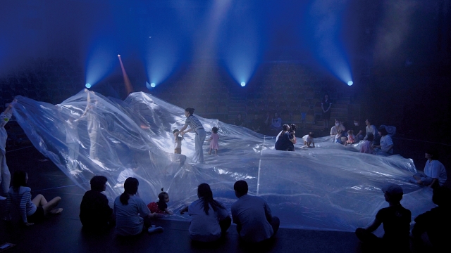 ‘빙빙빙’은 시각장애 영유아 가족이 직접 무대에 올라 만들어가는 관객 참여형 공연이다. 관객들은 거대한 비닐로 장식된 무대 위를 자유롭게 오가며 낯섦을 호기심으로 발전시키는 놀이의 경험을 하게 된다. 제공 국립극단