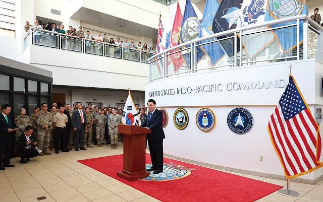 윤석열 대통령이 7월 9일(현지시간) 미국 하와이 호놀룰루의 인도·태평양사령부를 방문해 장병들에게 격려사를 하고 있다. 사진 뉴시스