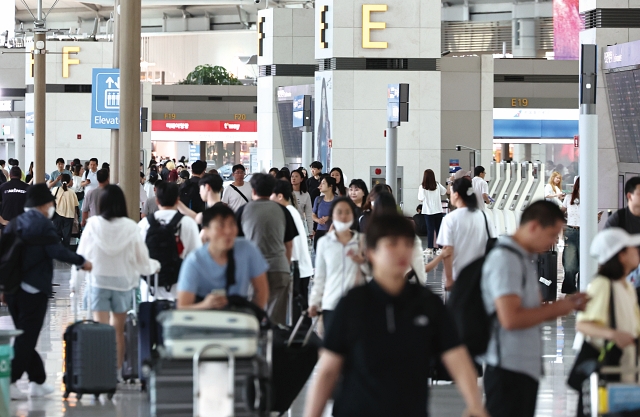 관세청이 해외여행 성수기를 맞아 7월 22일부터 8월 11일까지 3주간 휴대품 집중단속을 실시한다. 사진은 인천국제공항 제1여객터미널 출국장. 사진 뉴시스