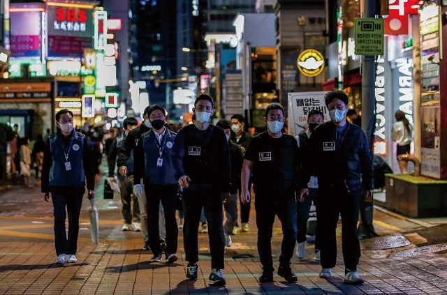 경찰청은 하계 휴가철을 맞아 클럽 및 유흥업소의 마약범죄를 집중 단속하겠다고 밝혔다. 경찰 수사관, 소방, 구청 관계자들이 서울 강남역 일대 클럽의 안전 점검을 하고있다. 사진 뉴시스